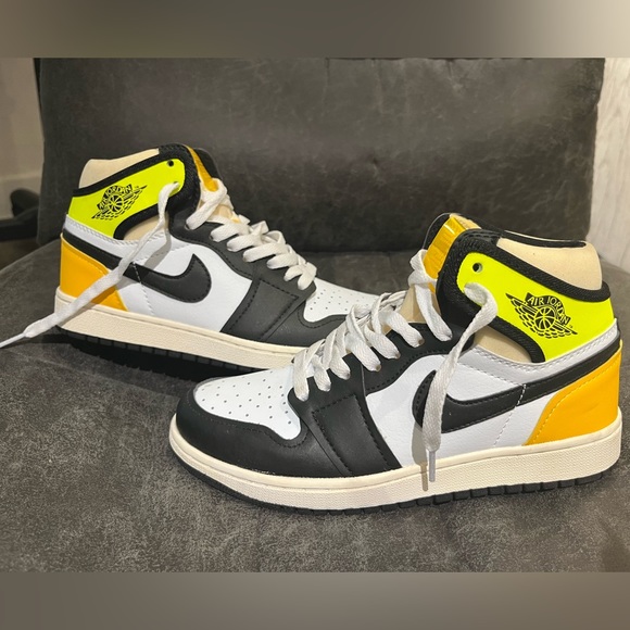 Jordan 1 Retro High Top Sneaker Lime Yellow Black White - Picture 4 of 7